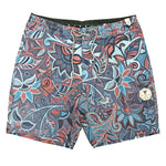 Bañador Vissla Sumbawa con cierre de cordón. Largo por encima de la rodilla y estampado floral en tonos de azul y rojo. Logotipo en parche bordado a ala altura del bolsillo lateral. Disponible en The Gallery Surf Shop, tienda de surf en Malaga.