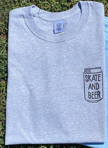 Camiseta Actus de la serie Skate and Beer en color gris. Disponible en The Gallery Surf Shop, tienda de surf y skate en Málaga.