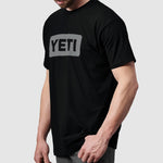 Camiseta YETI LOGO BADGE PREMIUM T-SHIRT - Black/Grey