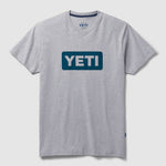 Camiseta YETI LOGO BADGE PREMIUM T-SHIRT - Grey/Navy