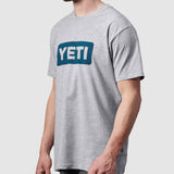 Camiseta YETI LOGO BADGE PREMIUM T-SHIRT - Grey/Navy