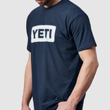 Camiseta YETI LOGO BADGE PREMIUM T-SHIRT - Navy/White