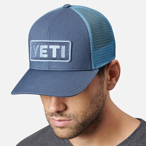 Gorra YETI LOGO BADGE TRUCKER HAT - Indigo