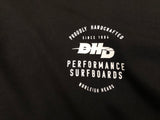 Logotipo DHD Performance Surfboards de la camiseta DHD Surfboards color negro y con logotipo en el lado izquierdo del pecho, color negro. Disponible en The Gallery Surf Shop, tienda de surf en Málaga